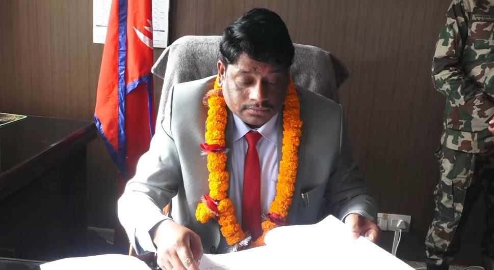 एक सातापछि मन्त्री खानले गरे पदभार ग्रहण